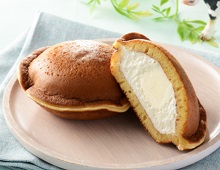 ローソンの新作スイーツ・和菓子「Uchi Café×Milk　MILKどらもっち　練乳ソース入り」2021年5月